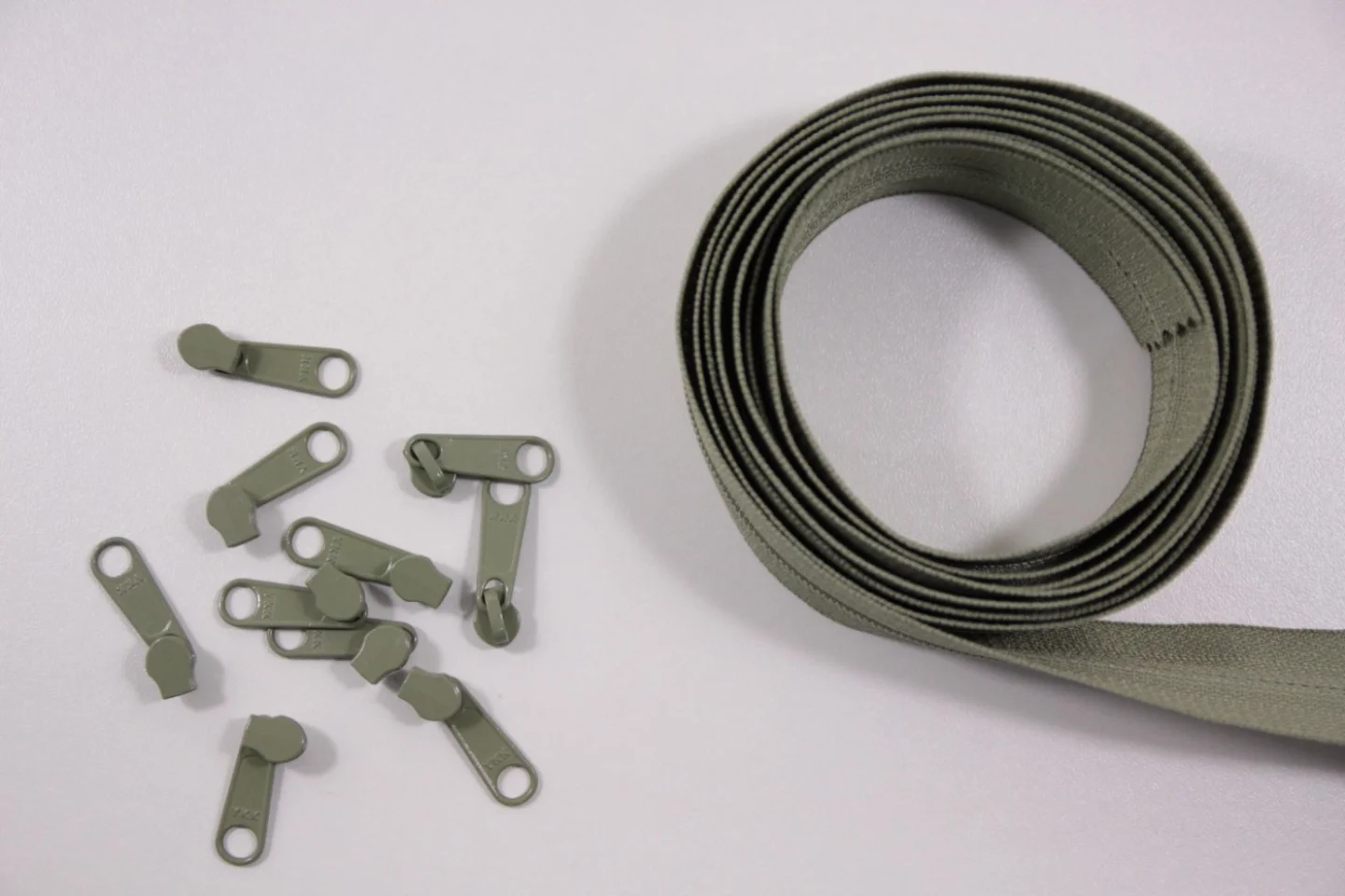 Rits-antiekgroen-2 meter lang-10 zippers.