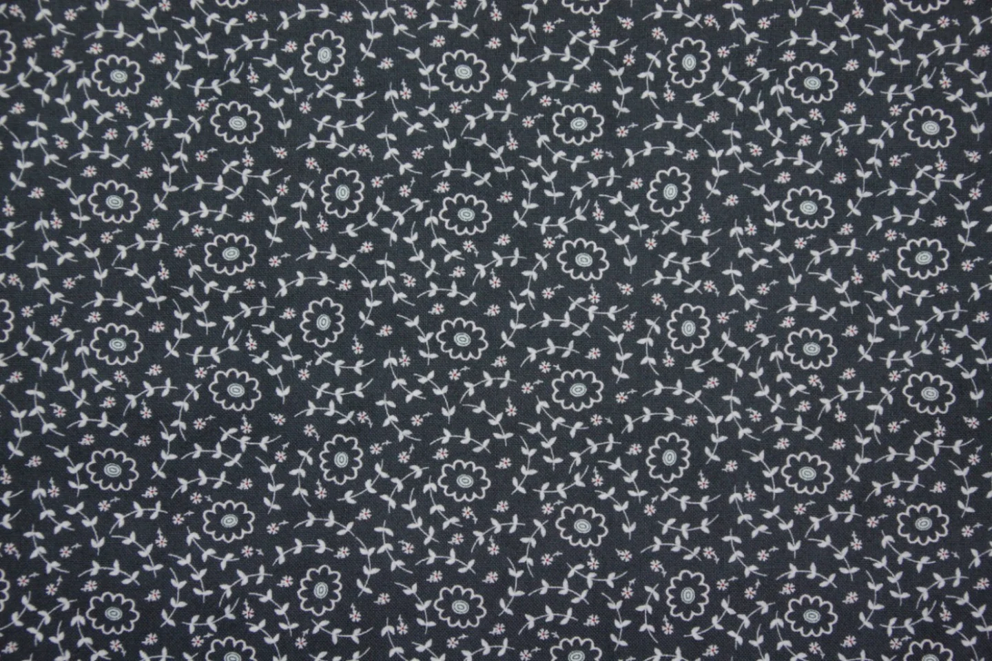 quiltstof-donker blauwgrijs-witte takjes.