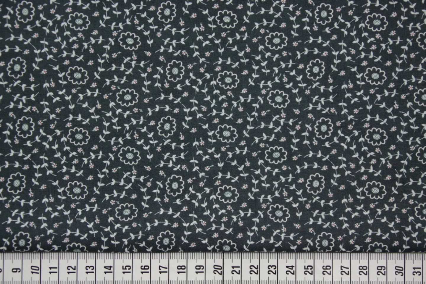 quiltstof-donker blauwgrijs-witte takjes.