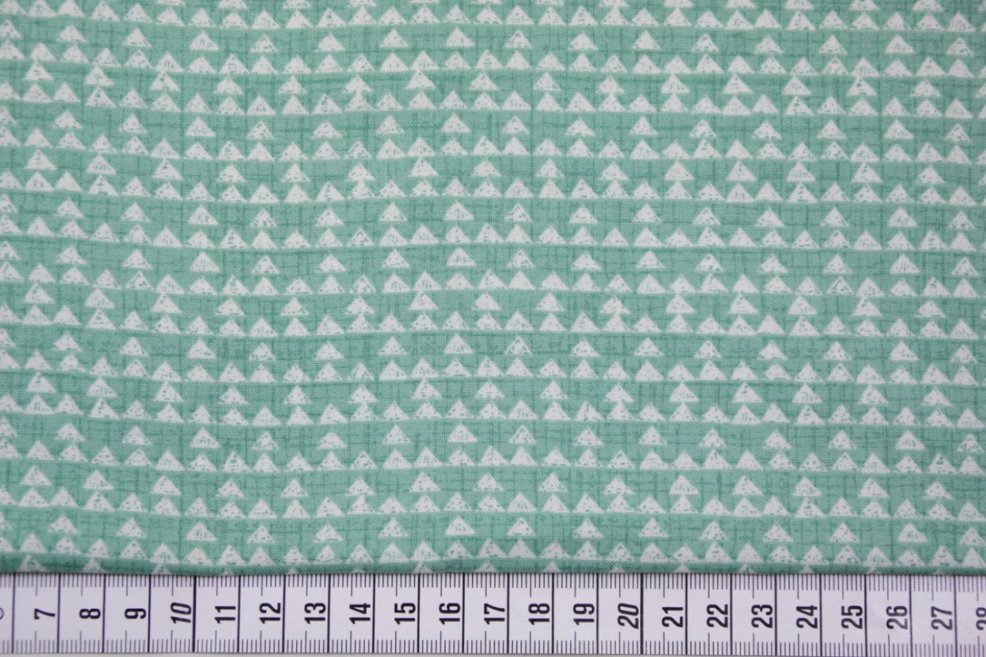 quiltstof-zeegroen-ivoor driehoekjes-Qui.