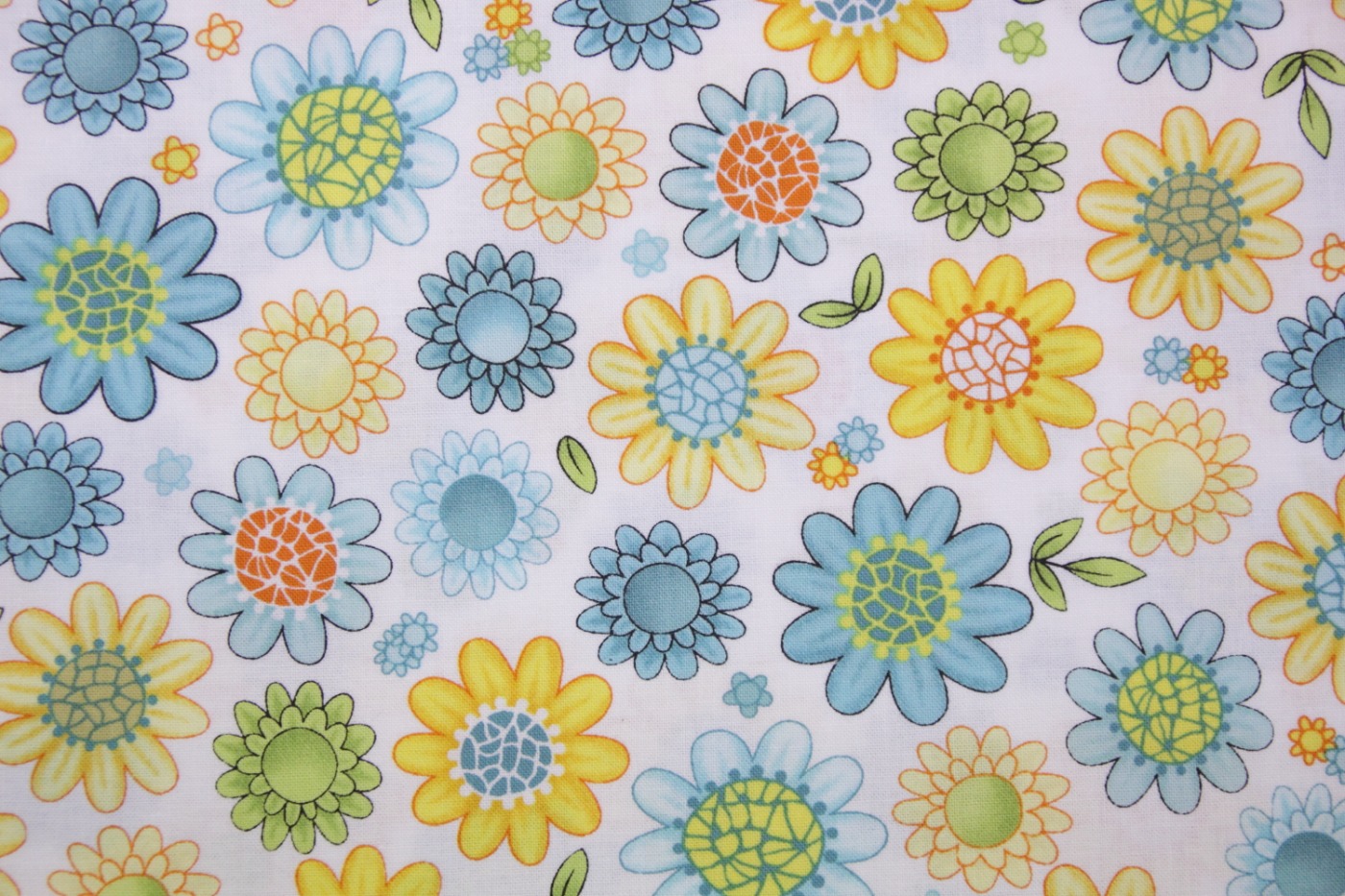 quiltstof-wit-gele en blauwe bloemen-Qui