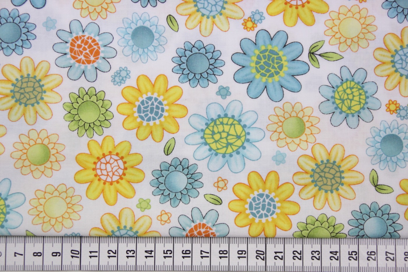 quiltstof-wit-gele en blauwe bloemen-Qui