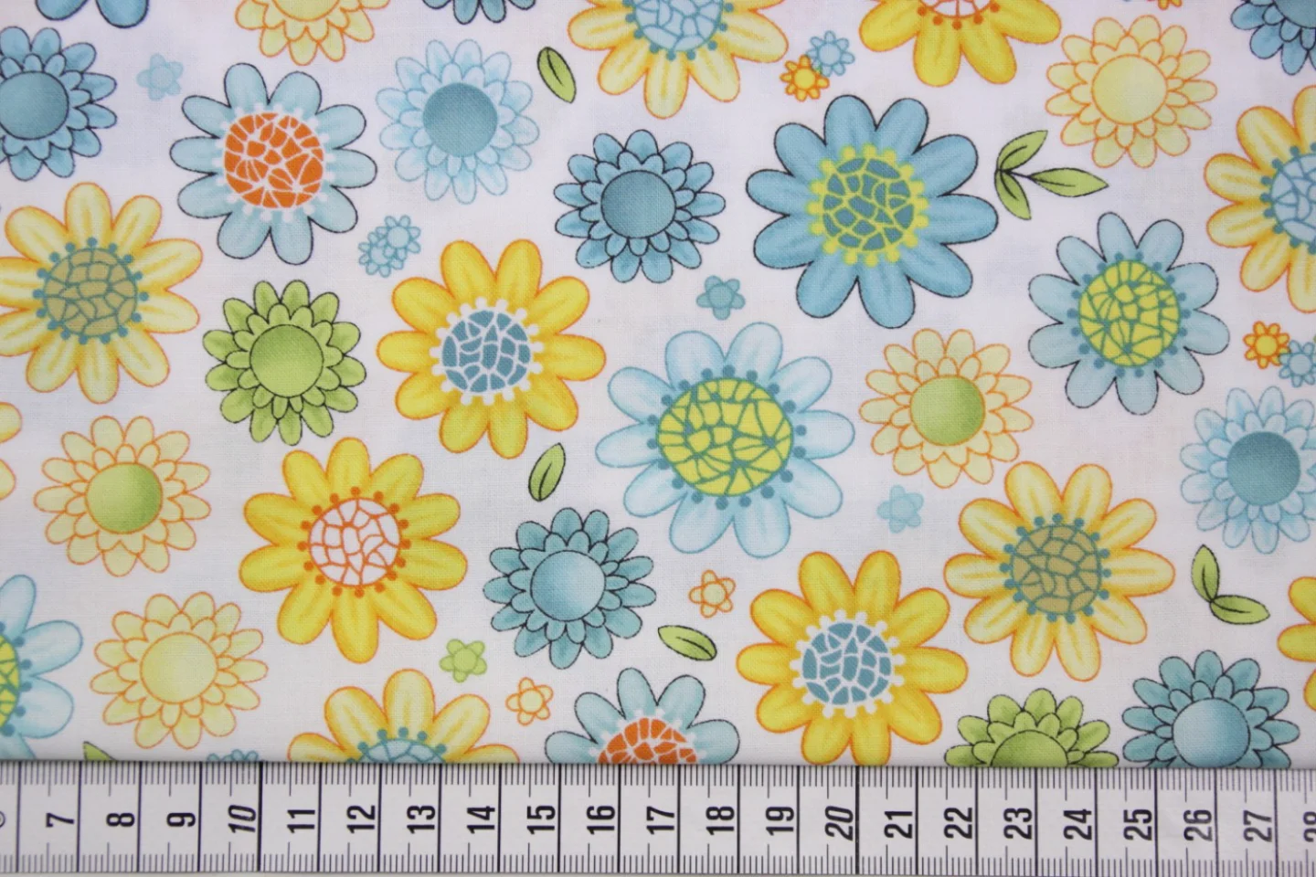 quiltstof-wit-gele en blauwe bloemen-Qui.