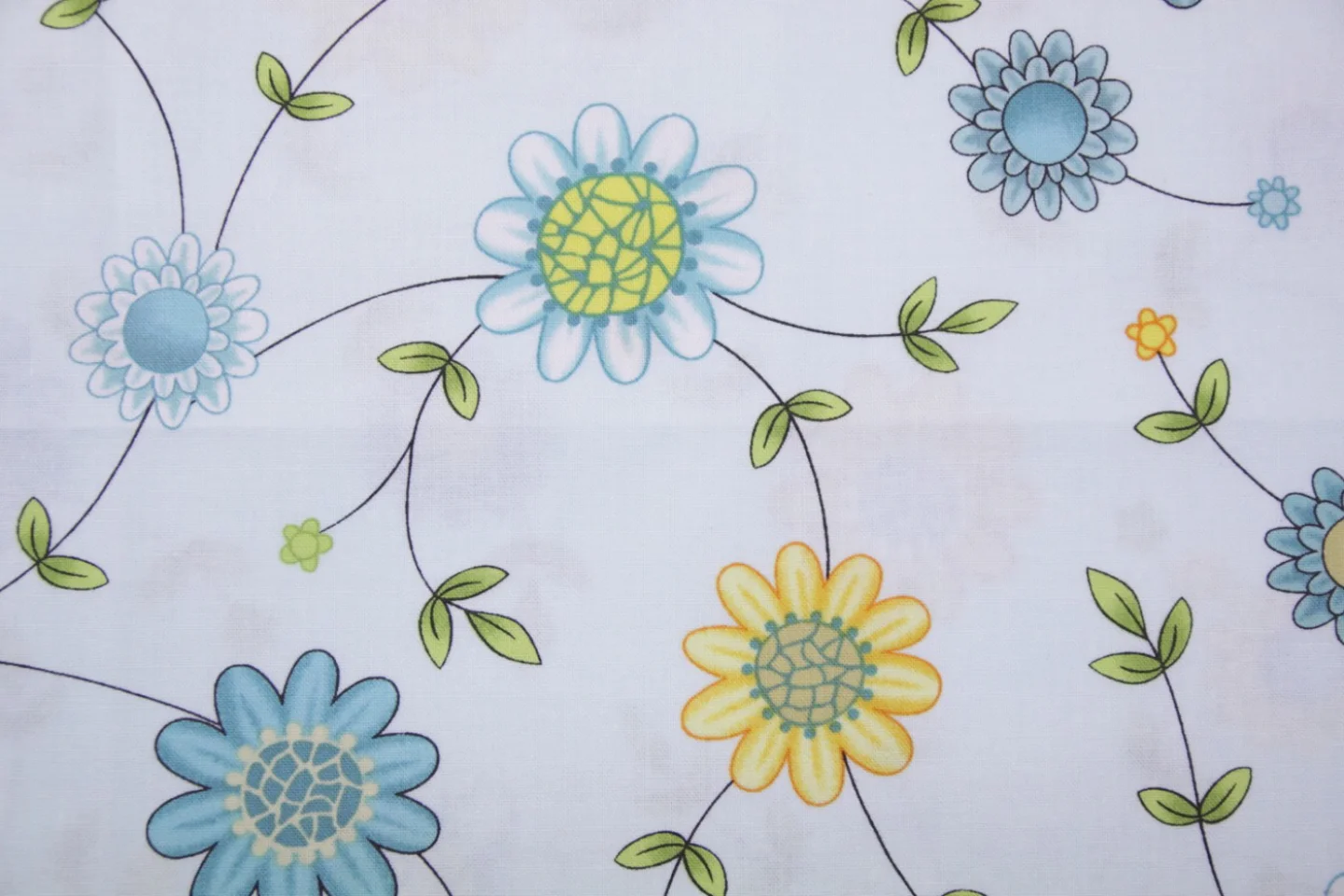 quiltstof-lichtblauw-takken met gele en.
