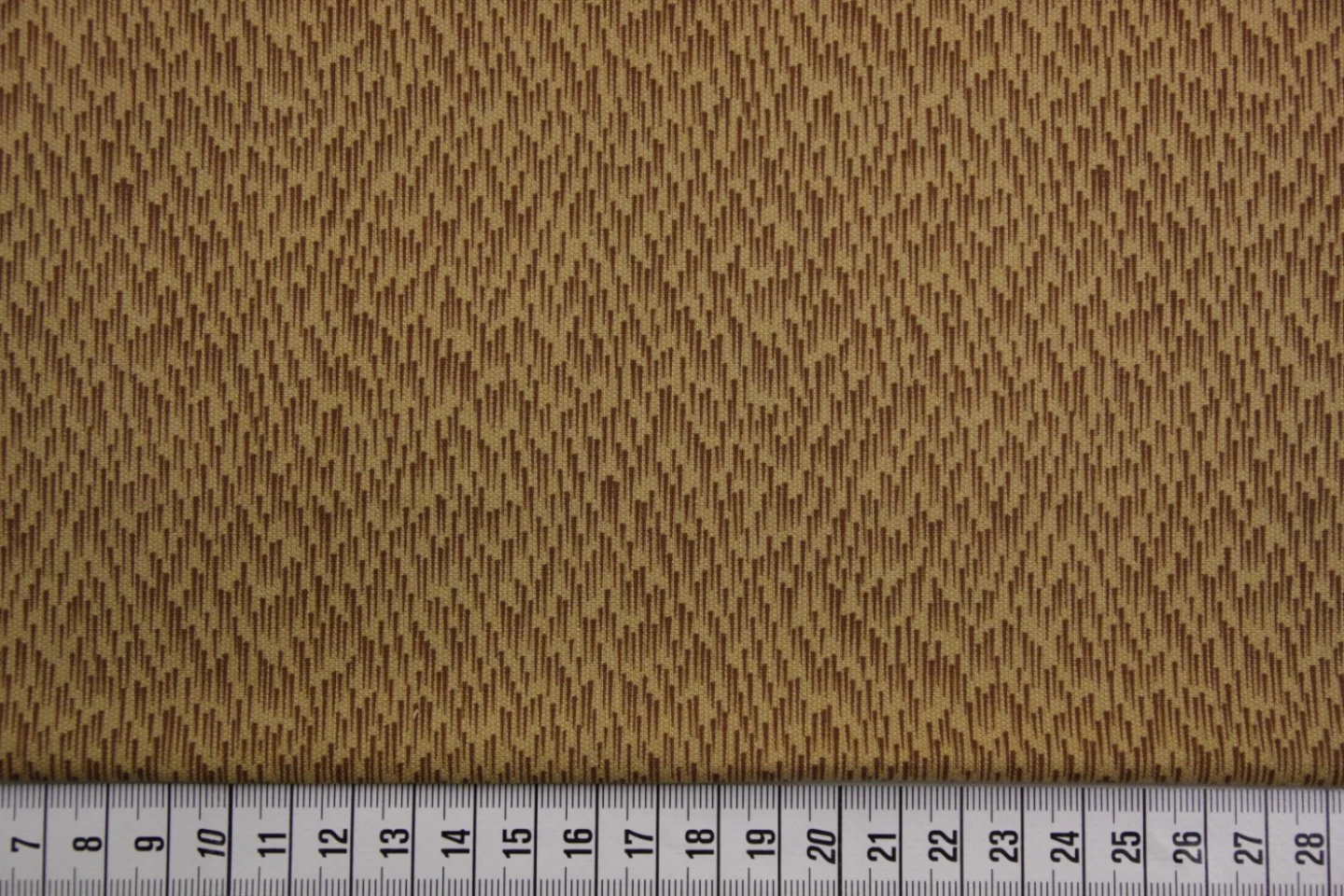 quiltstof-oud geel-bruine verticale stre.