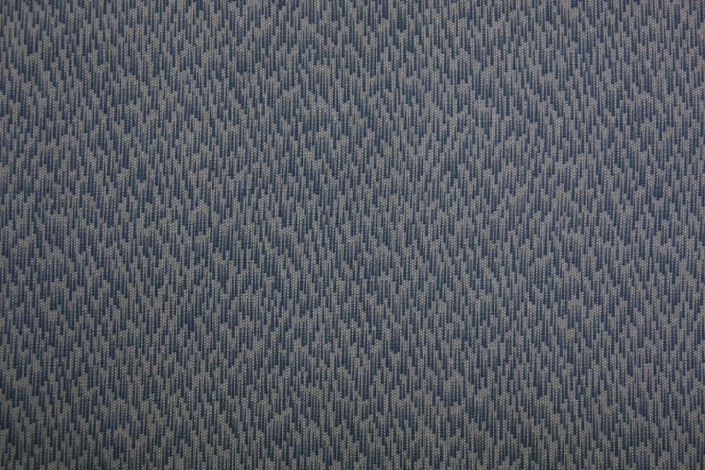 quiltstof-ecru-blauwe verticale streepje.