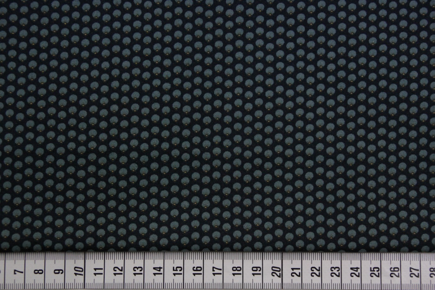 quiltstof-donkerblauw-oudblauwe stip met