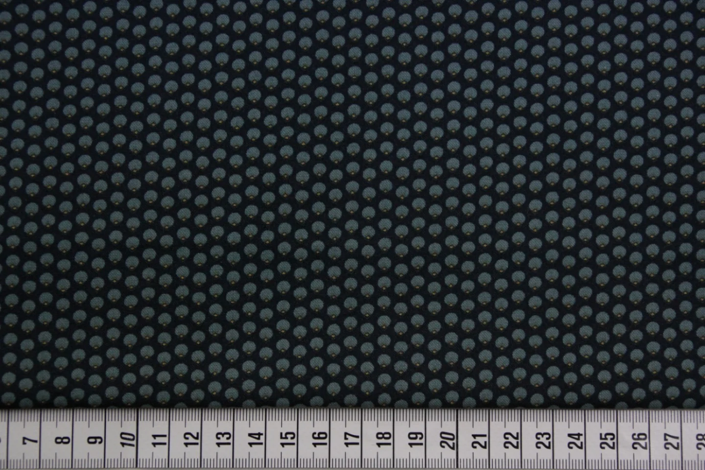quiltstof-donkerblauw-oudblauwe stip met.