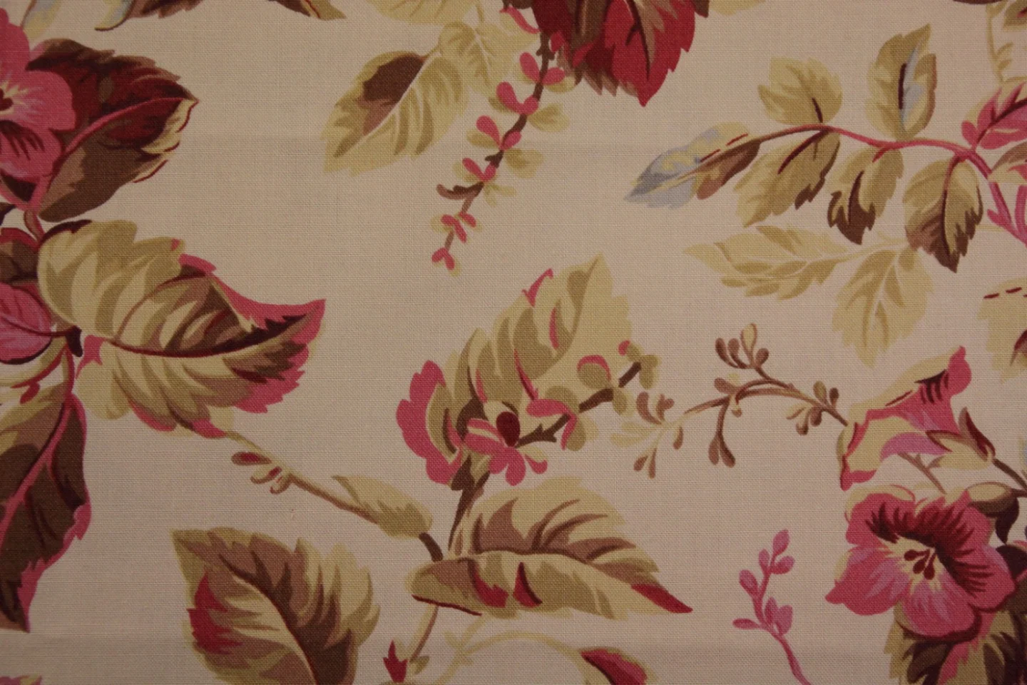 quiltstof-ecru-bloementakken in roze roo.