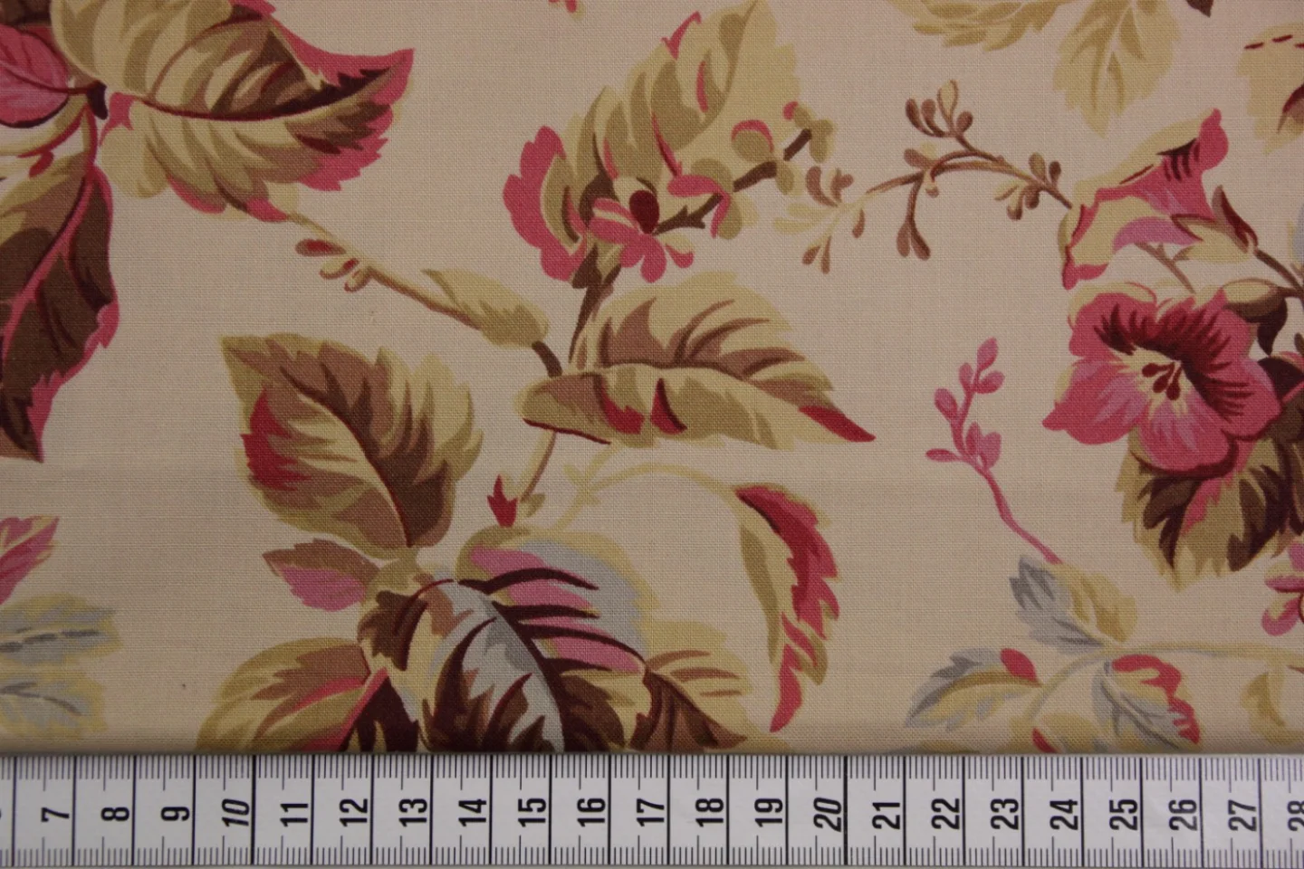 quiltstof-ecru-bloementakken in roze roo.