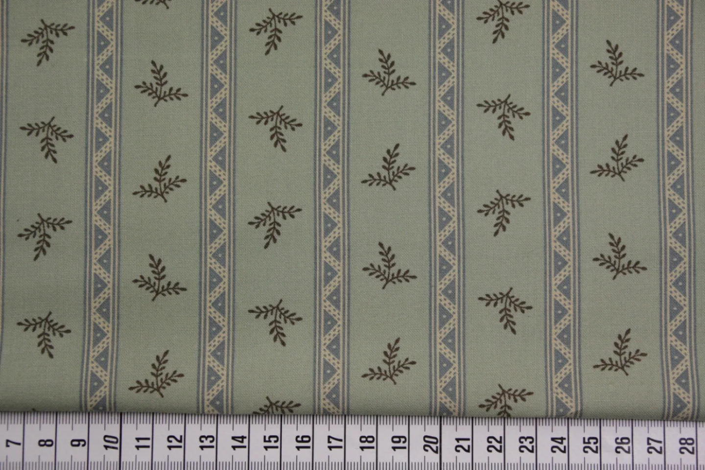 quiltstof-grijsgroen-bruine takjes-oudbl.