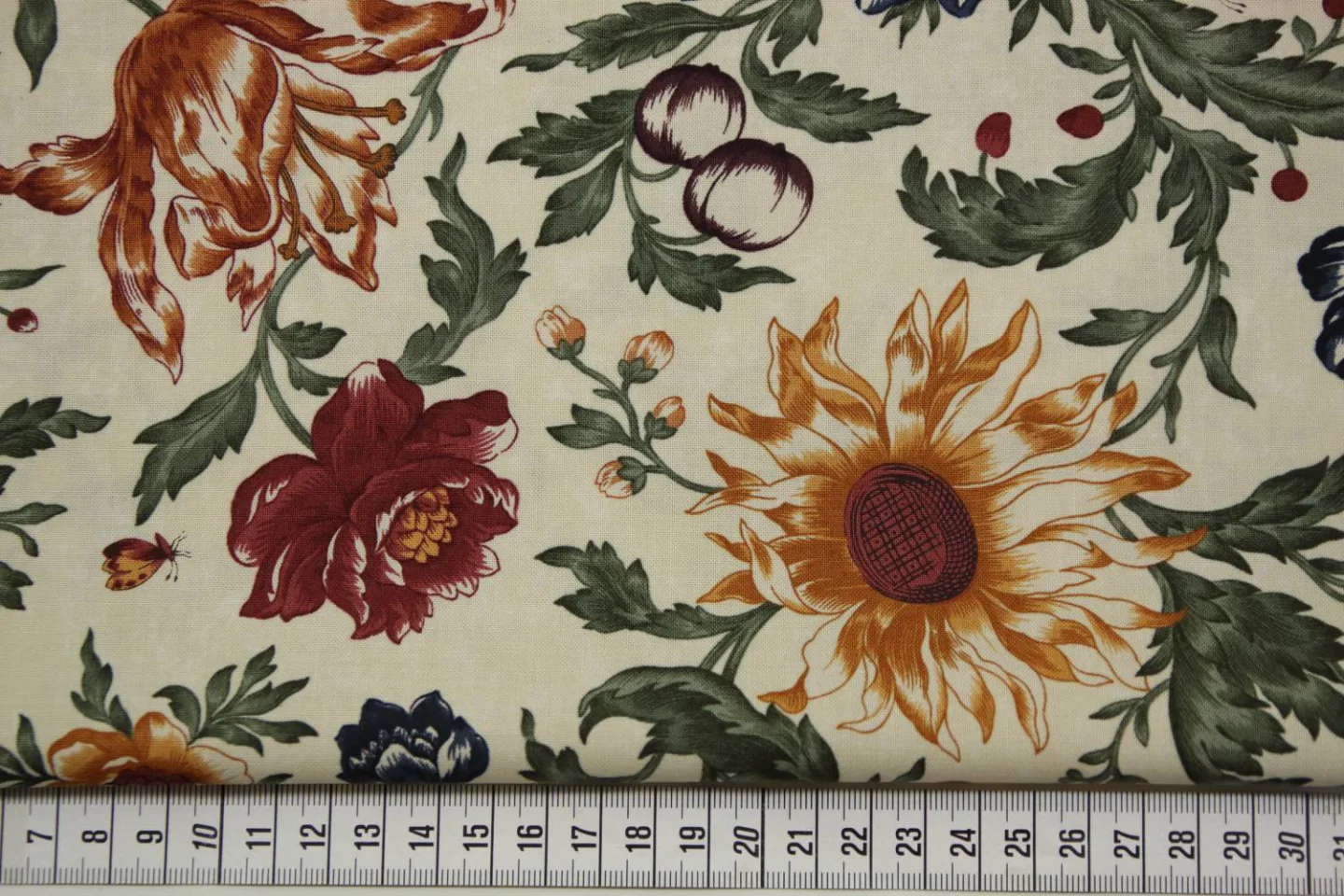 quiltstof-ecru met grote bloemen-Moda-Mo.