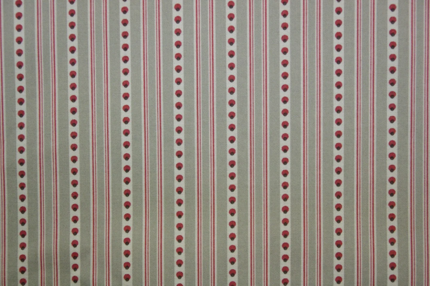 quiltstof-taupe-rood-ecru gestreept-rode.