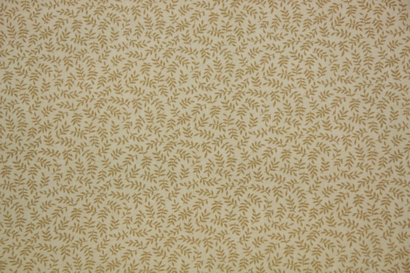 quiltstof-ecru met lichtbruin takje-Moda.