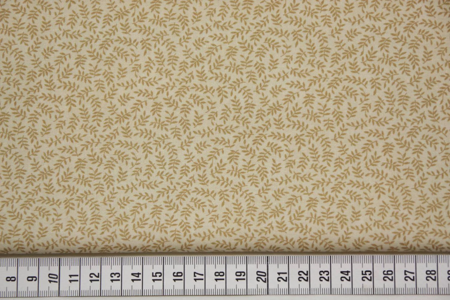 quiltstof-ecru met lichtbruin takje-Moda.
