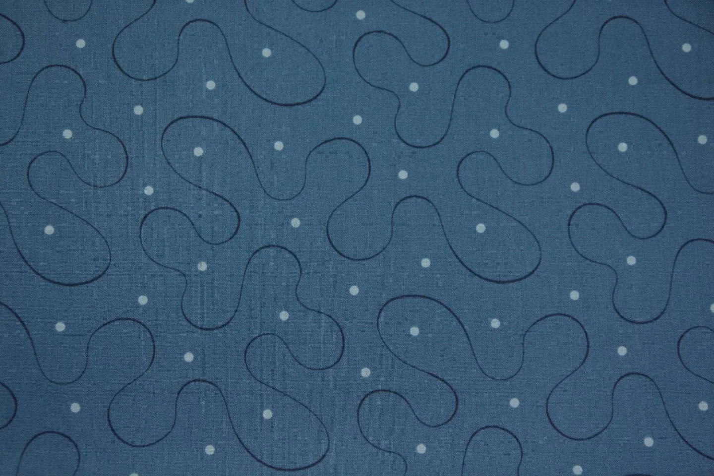 quiltstof-blauw met donkerblauwe kronkel.