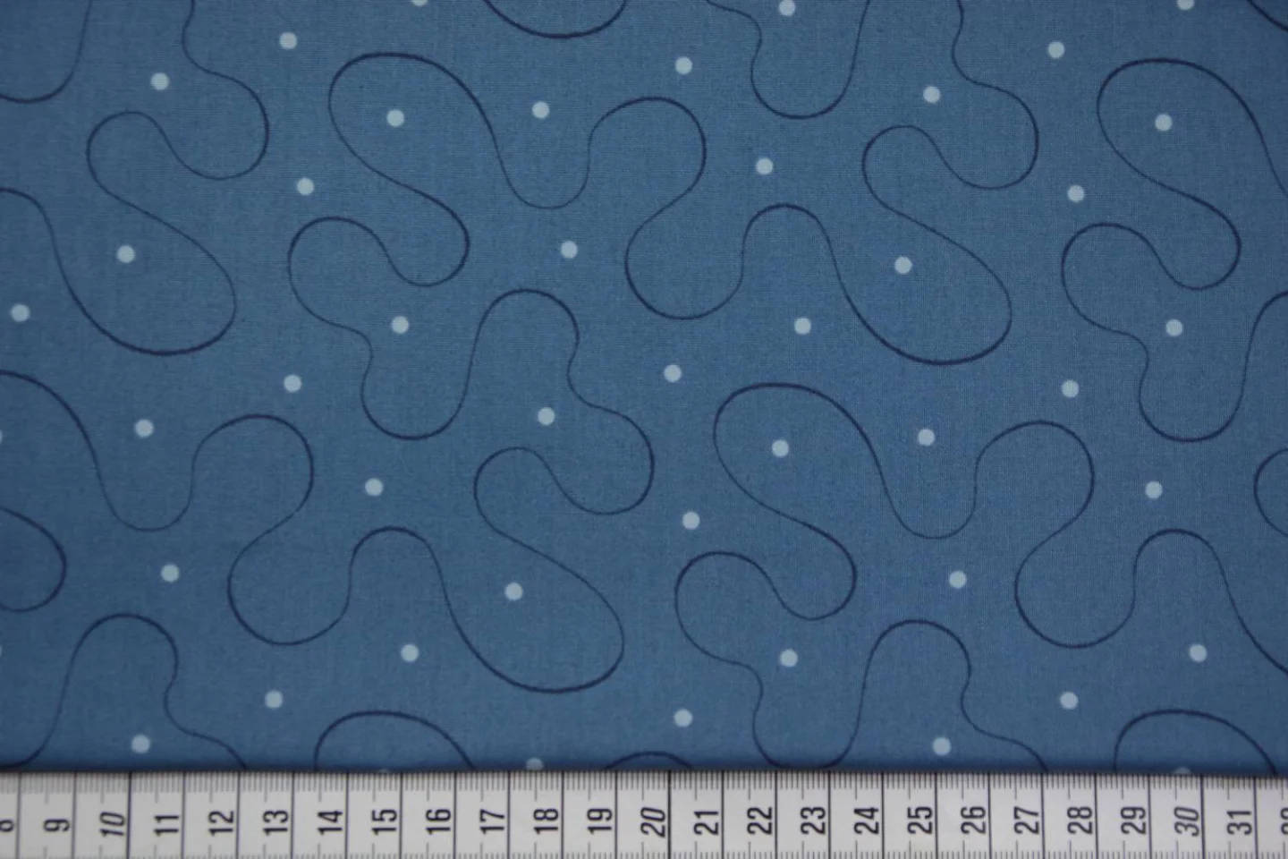 quiltstof-blauw met donkerblauwe kronkel.