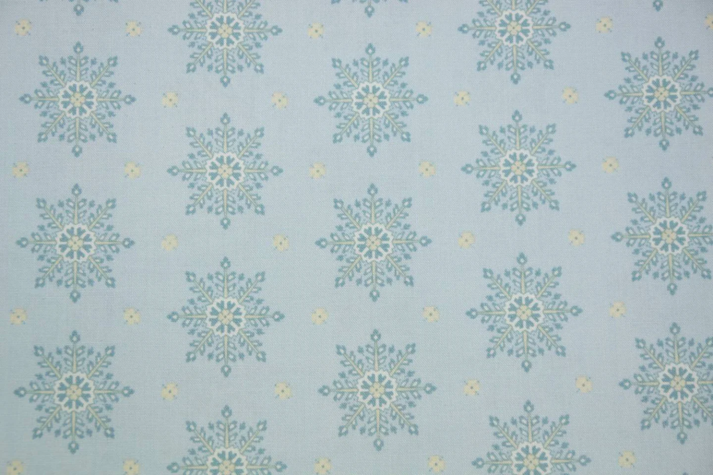 quiltstof lichtblauw met blauwe ijskrist.