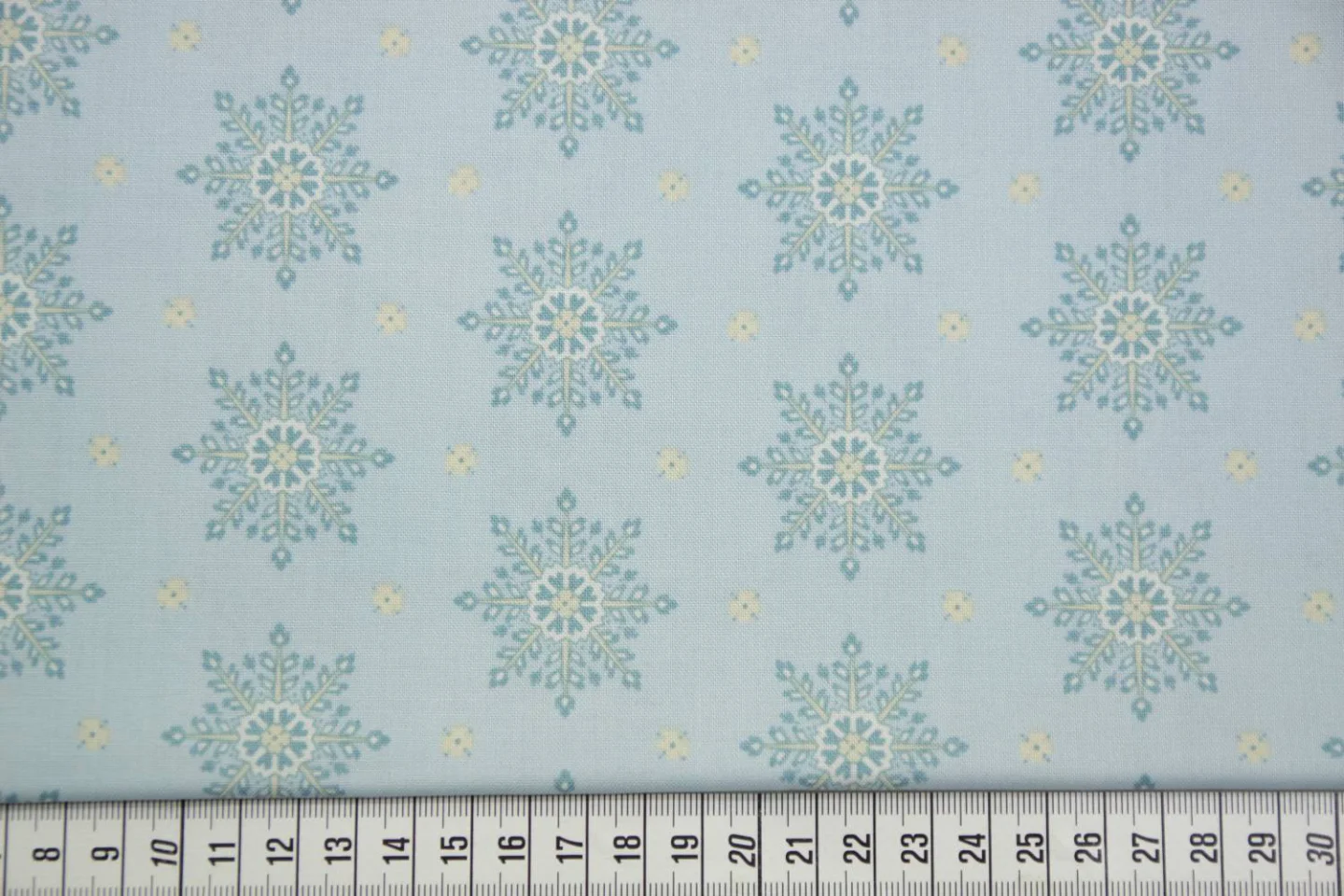 quiltstof lichtblauw met blauwe ijskrist.