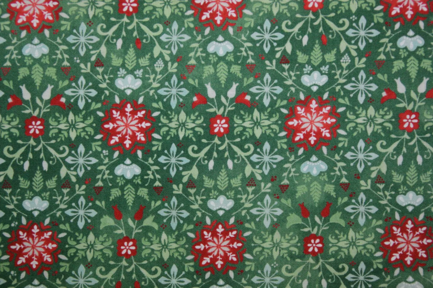 quiltstof-groen-rode sterren in medaillo.
