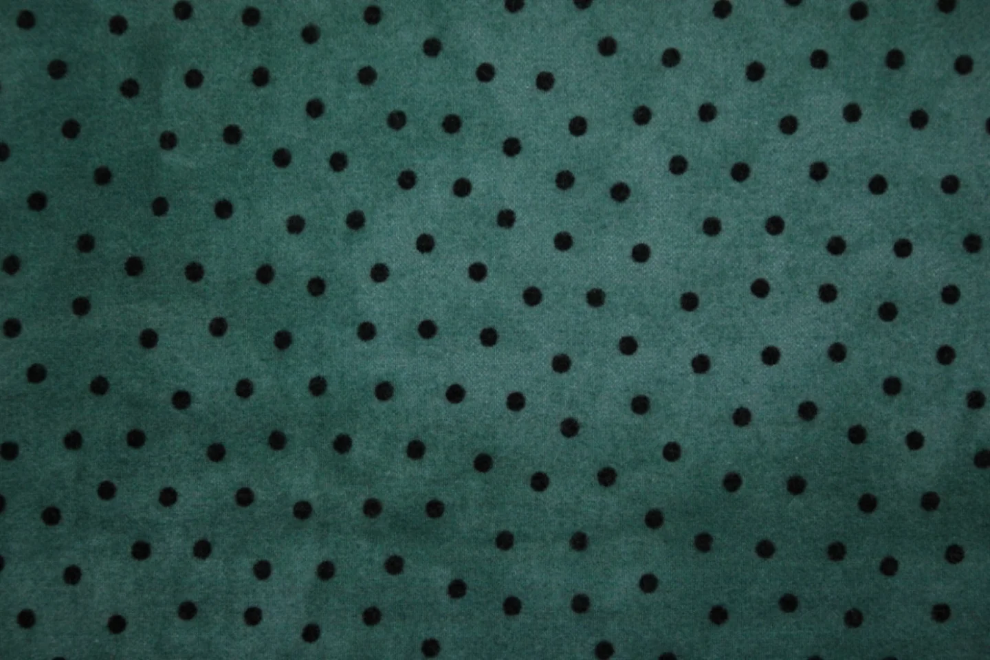 quiltstof-petrol gevlamd-zwarte stippen-.