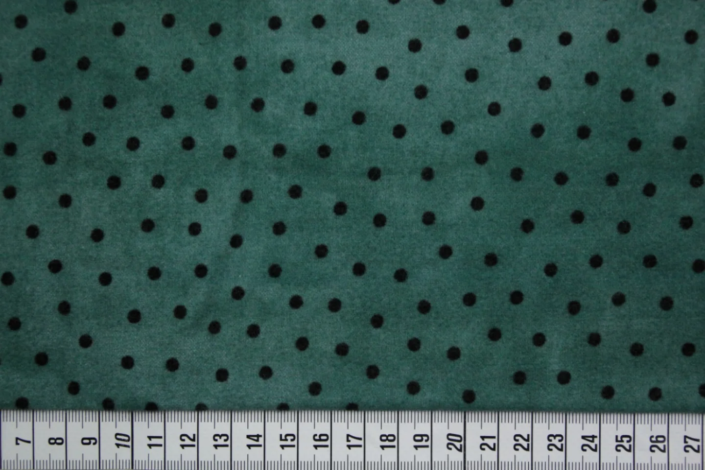 quiltstof-petrol gevlamd-zwarte stippen-.