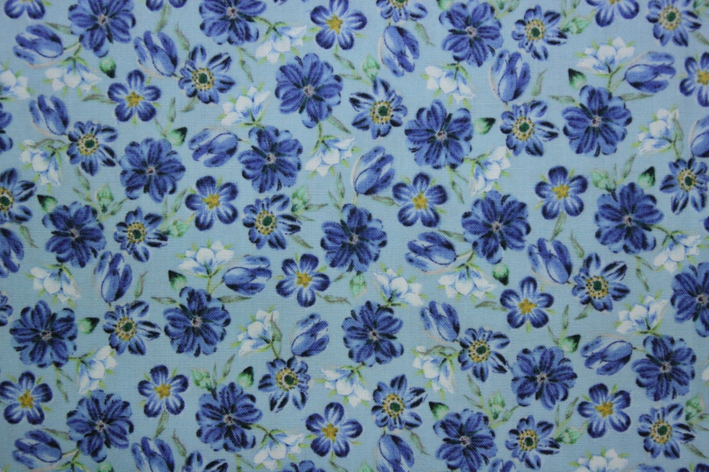 quiltstof-lichtblauw-blauwe en wtte bloe