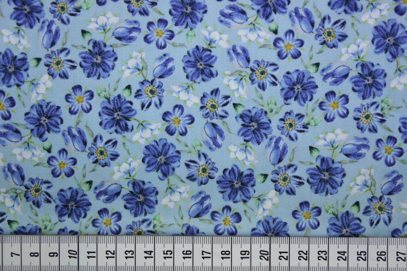 quiltstof-lichtblauw-blauwe en wtte bloe