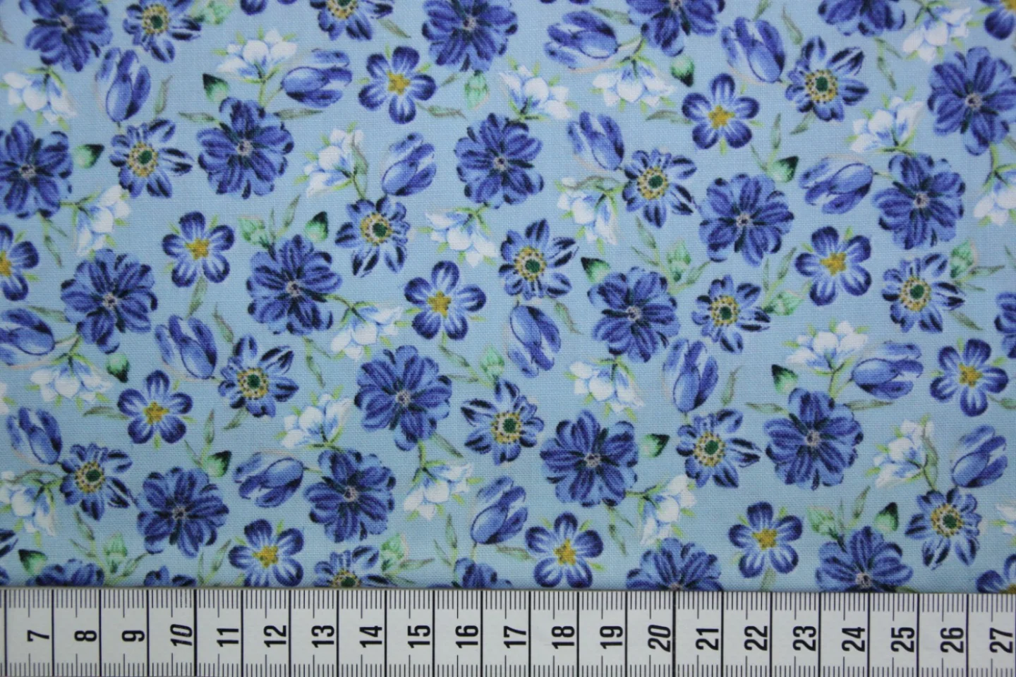 quiltstof-lichtblauw-blauwe en wtte bloe.