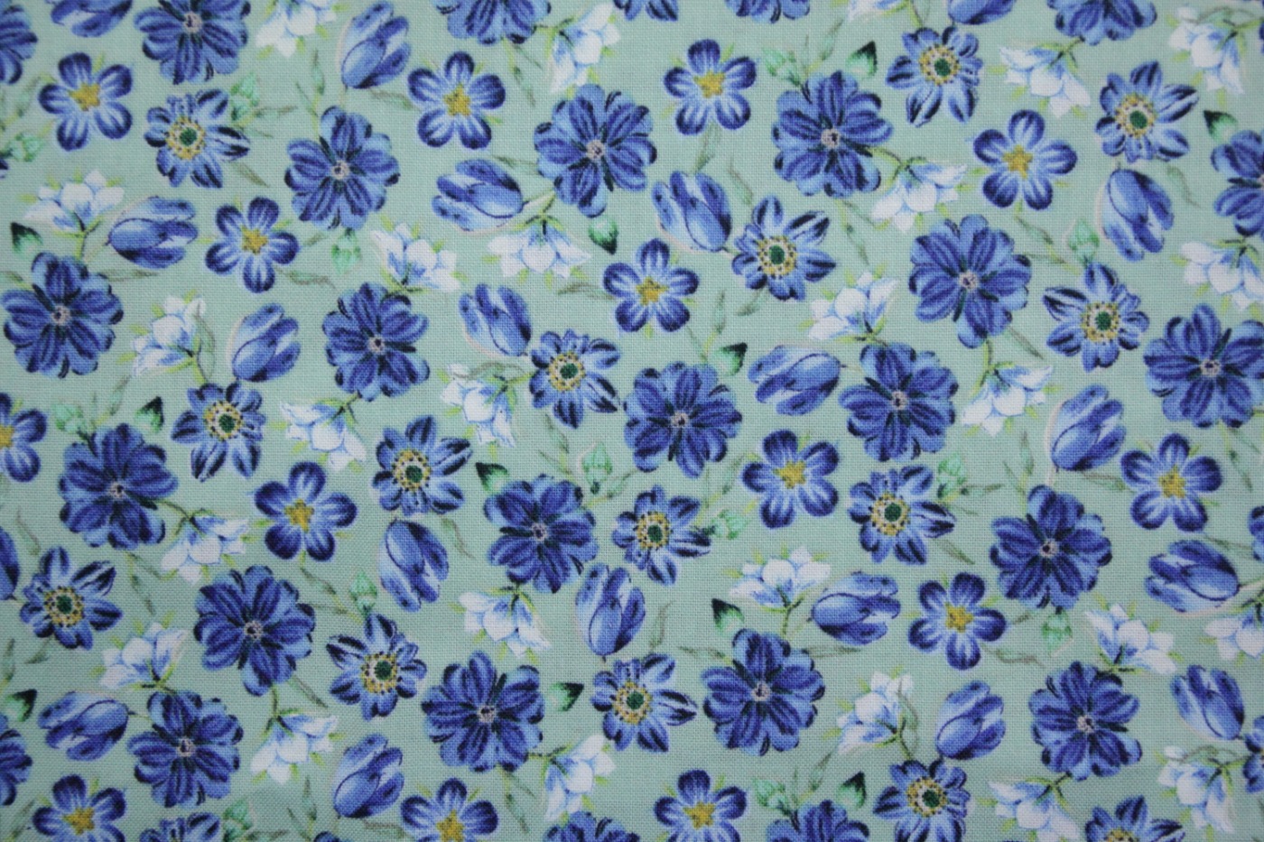 quiltstof-mintgroen-blauwe en wtte bloem