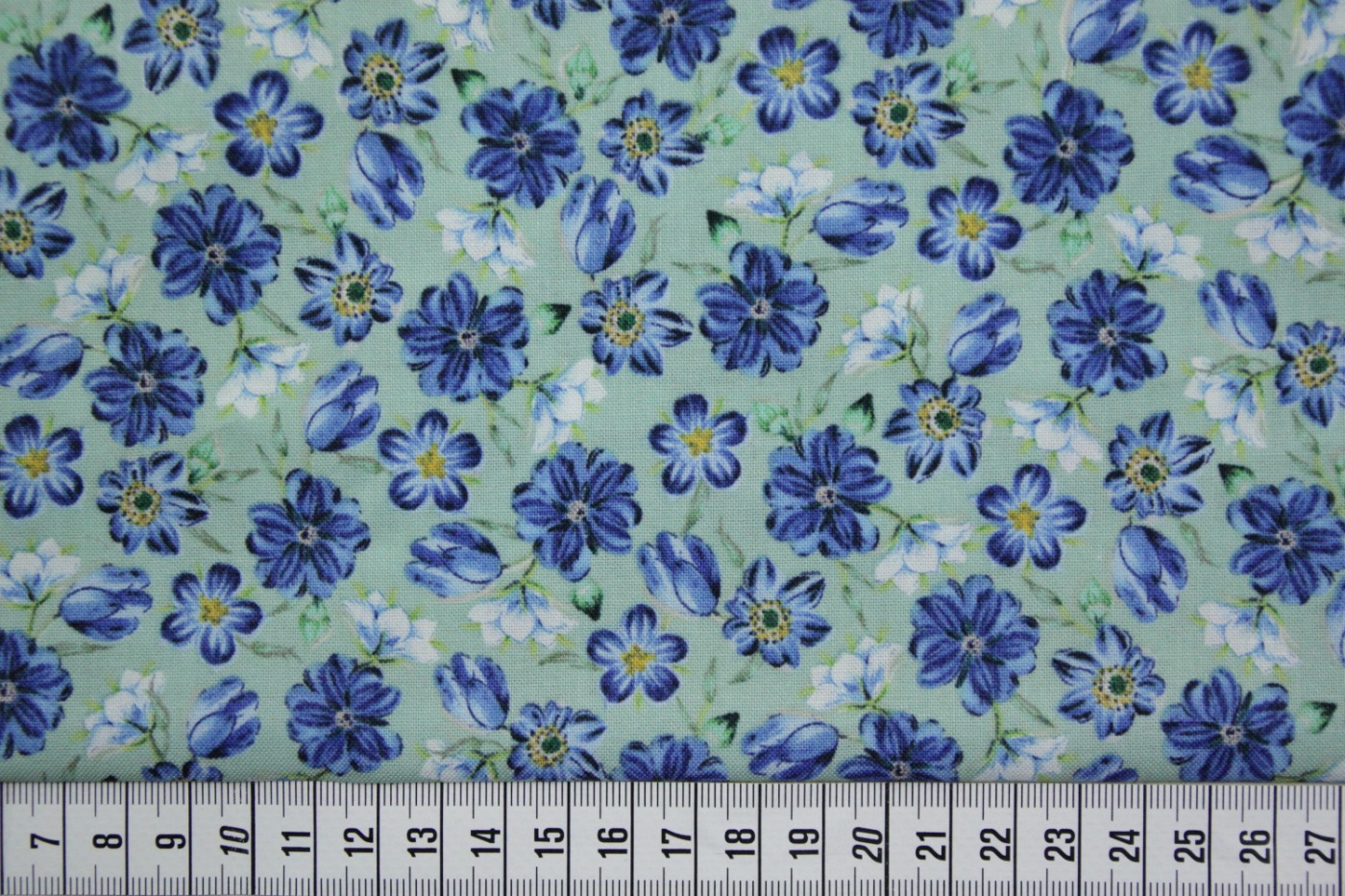 quiltstof-mintgroen-blauwe en wtte bloem