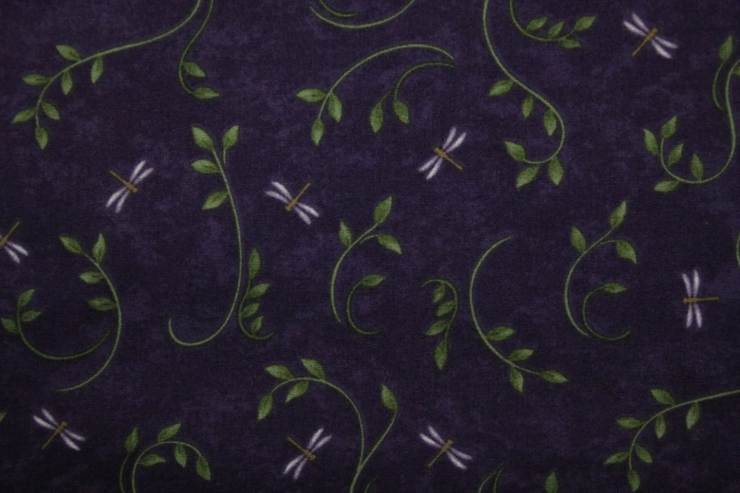 quiltstof-paars gevlamd-groene takjes-li.
