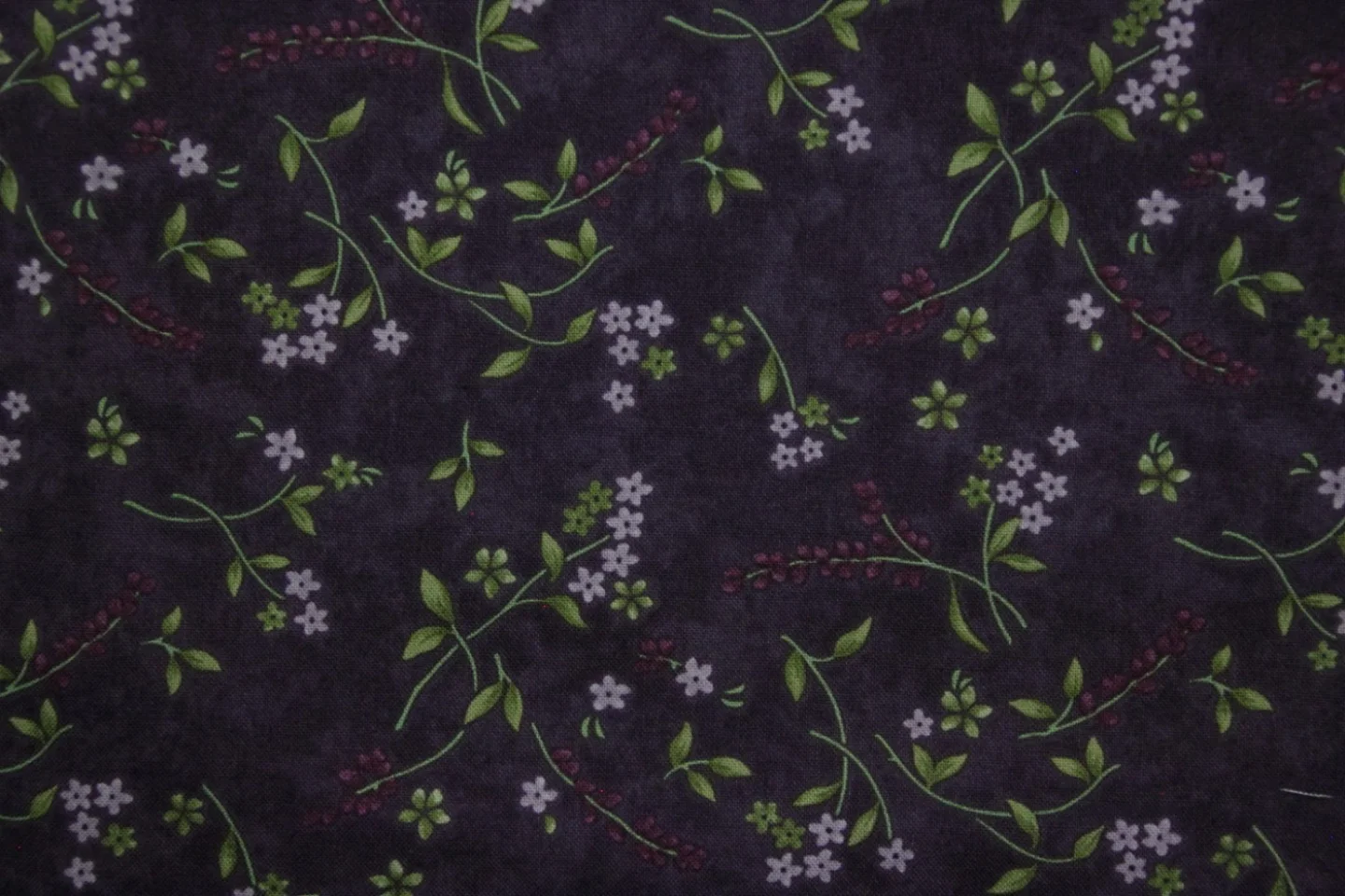 quiltstof-paars gevlamd-groene takjes me.