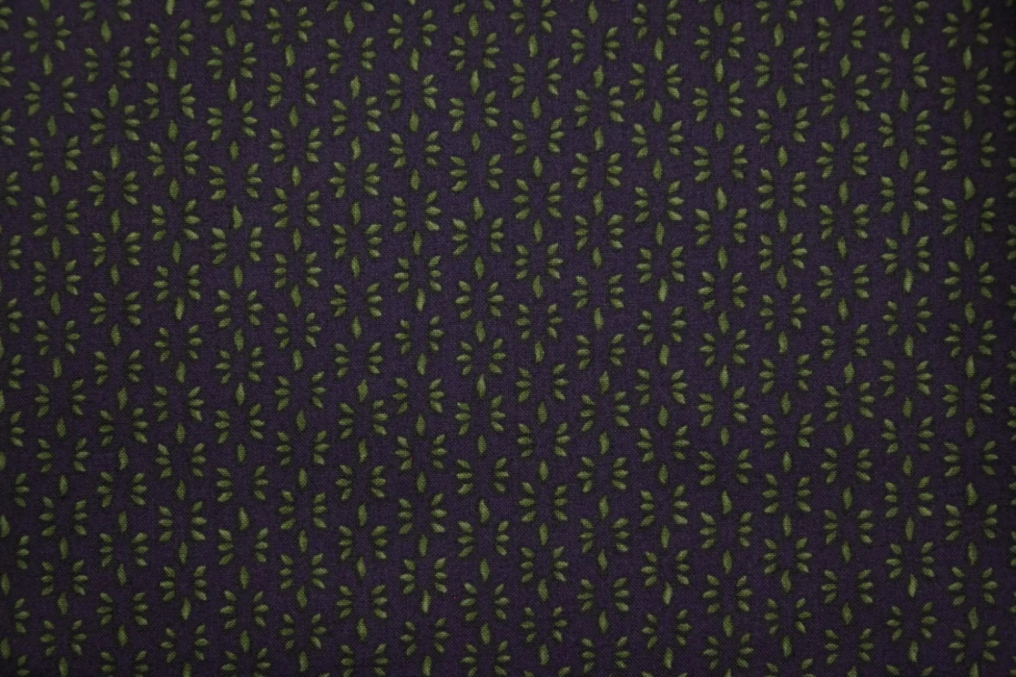 quiltstof-paars-groene blaadjes in patro.