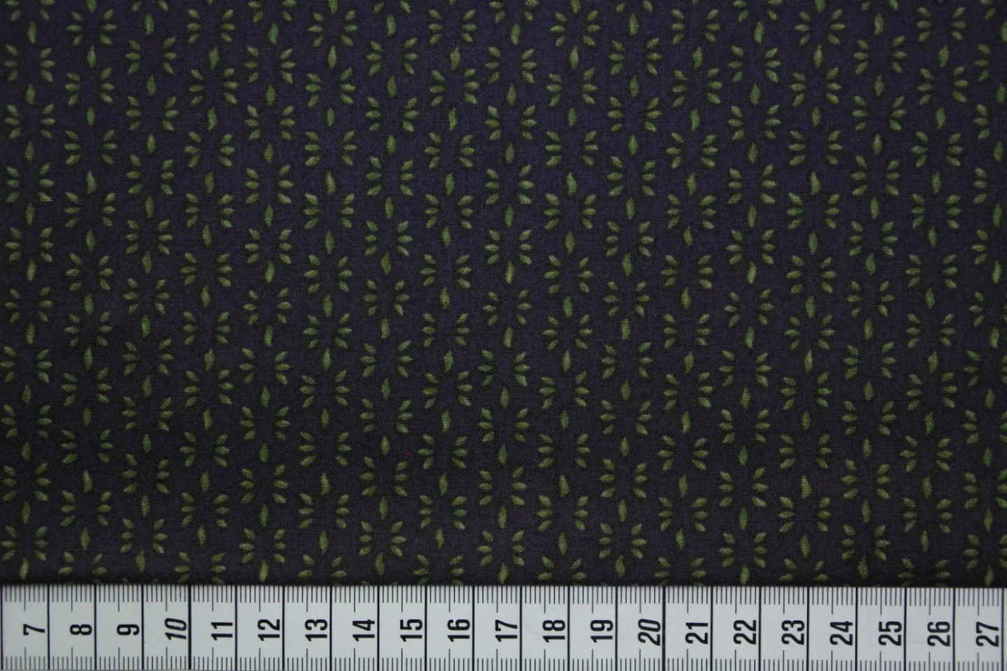 quiltstof-paars-groene blaadjes in patro.