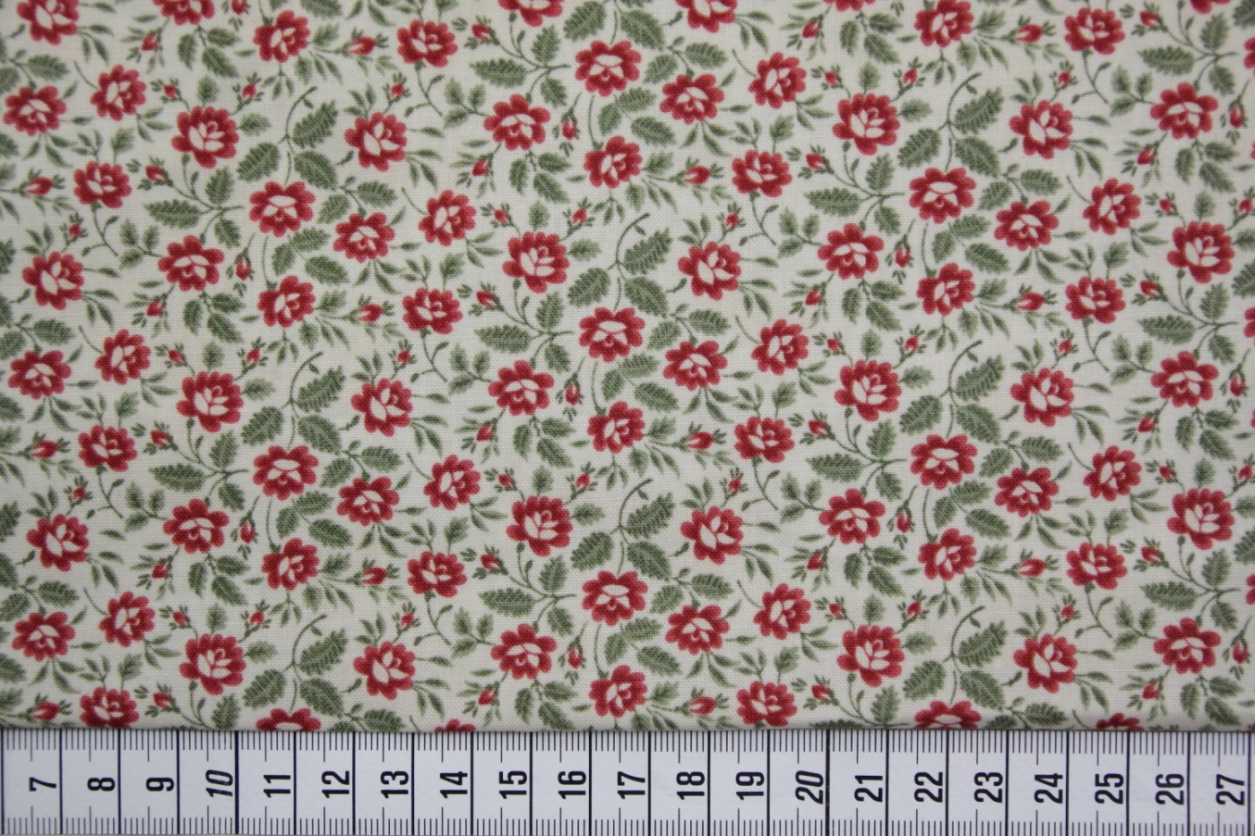 quiltstof-ecru-rode bloemetjes-groene bl