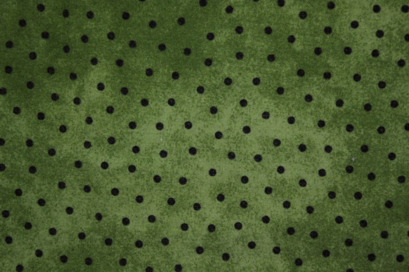 quiltstof-groen gevlamd-zwarte stippen-f