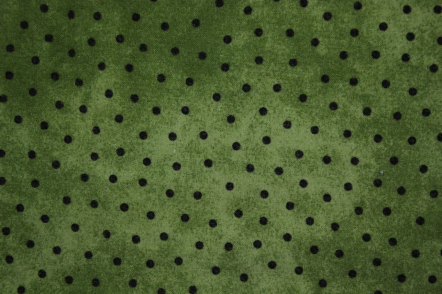 quiltstof-groen gevlamd-zwarte stippen-f.