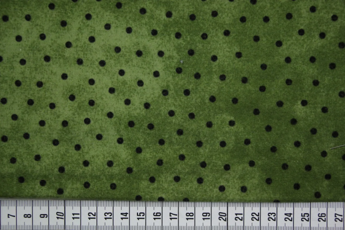 quiltstof-groen gevlamd-zwarte stippen-f.