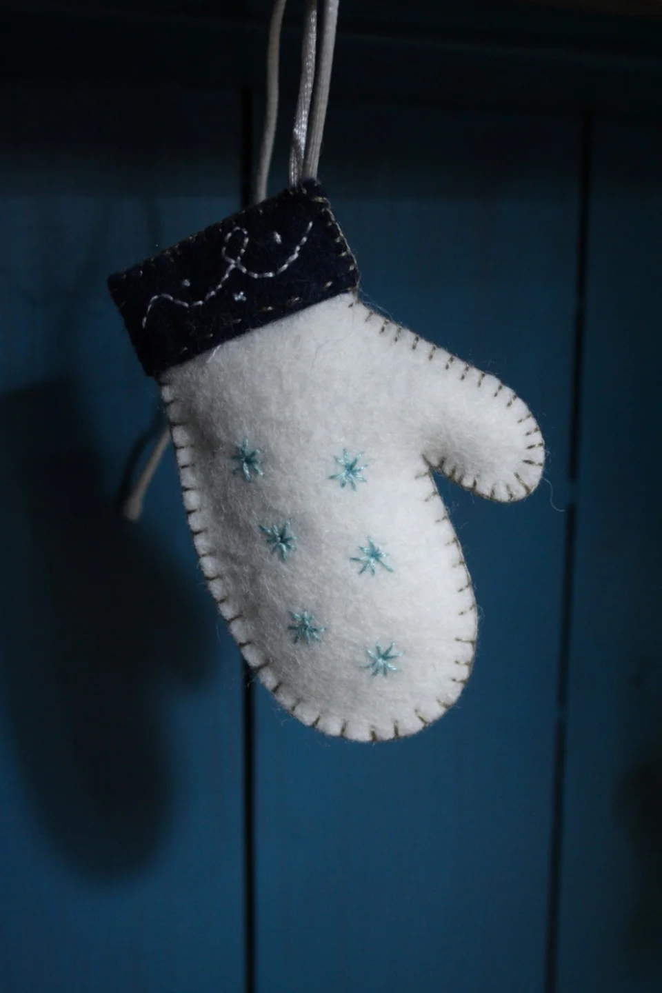Kersthangers vilt blauw kerst kerstboom.