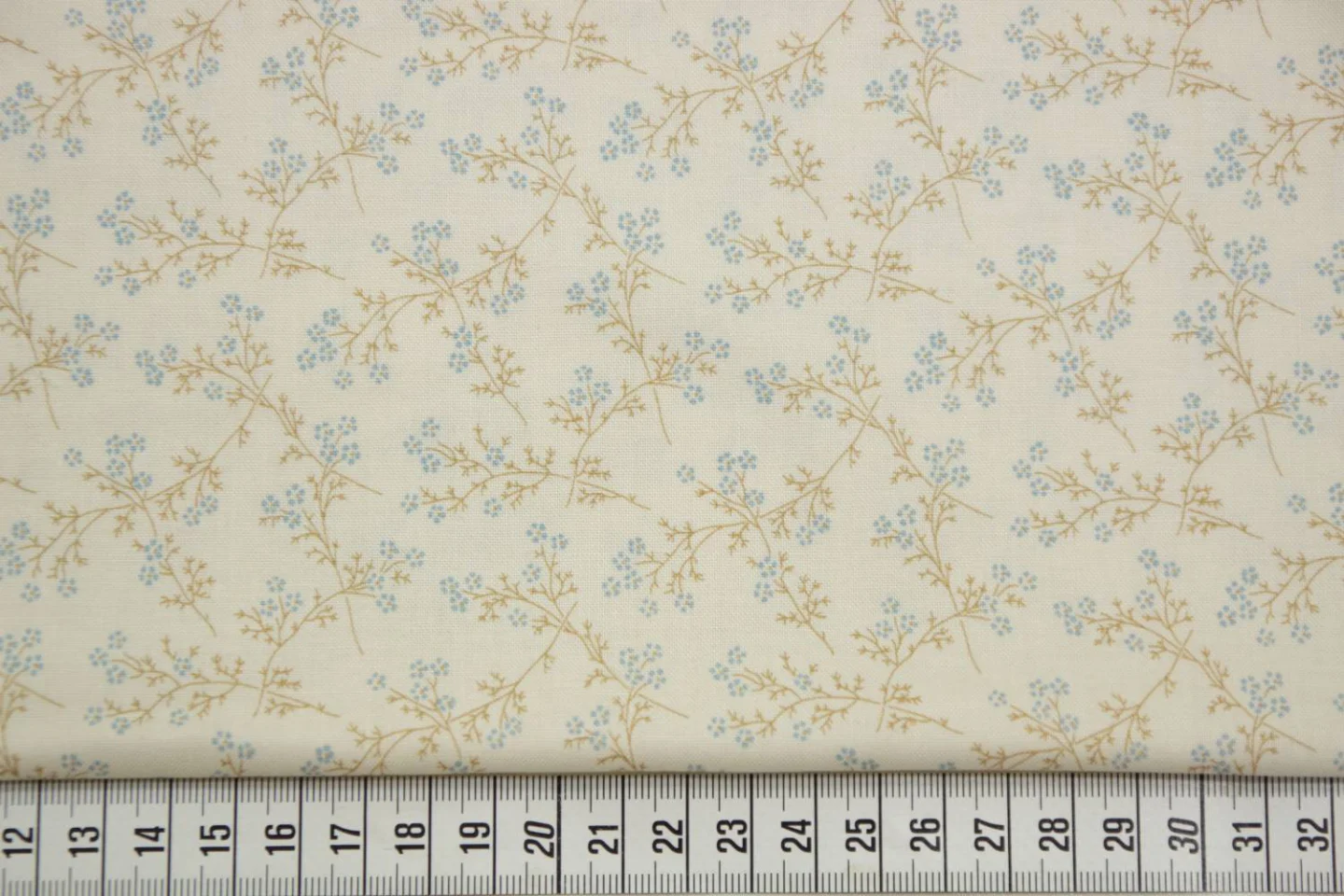 quiltstof-ecru met blauwe bloempjes, And.