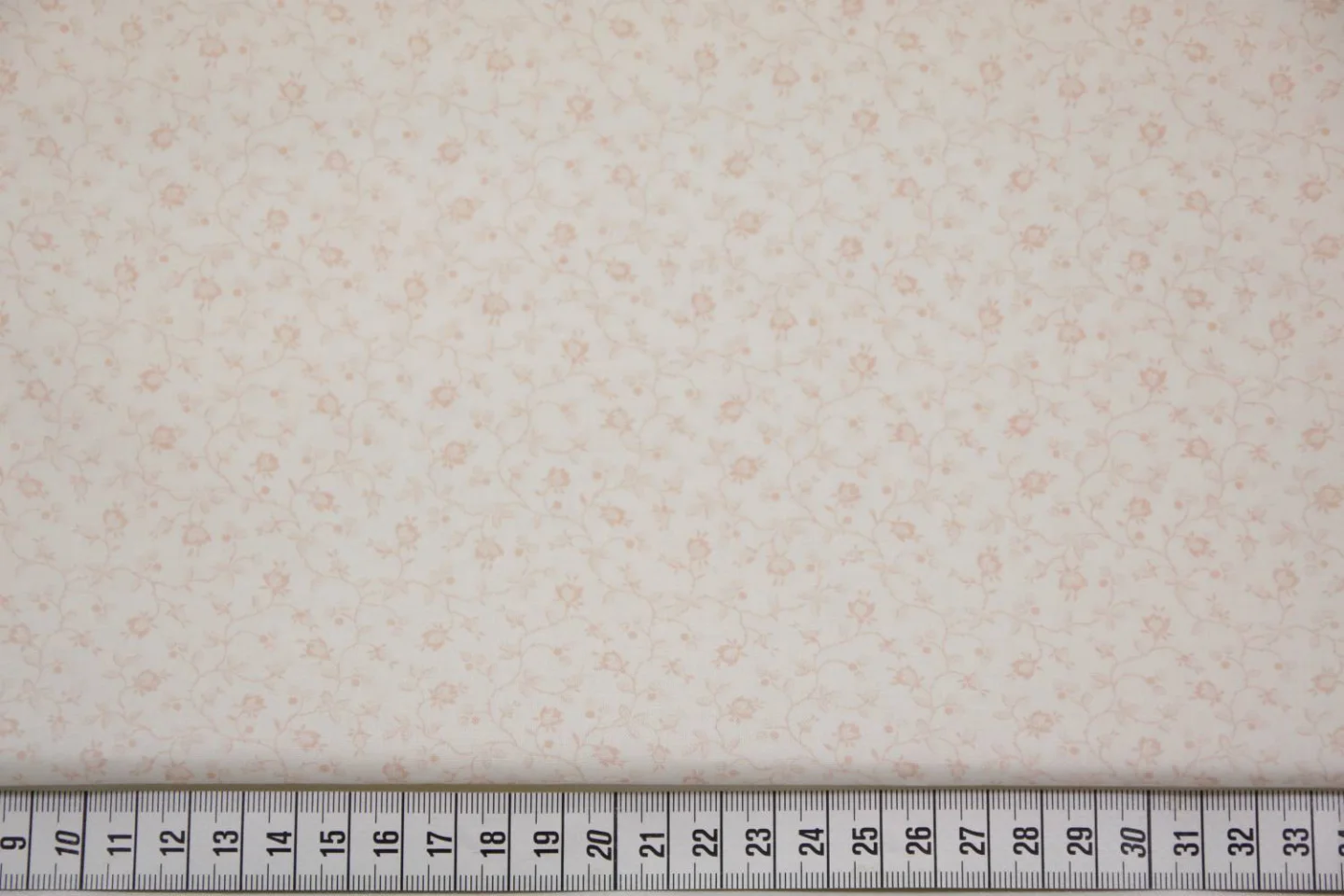 quiltstof-ivoor-zalmroze bloemslingers-M.
