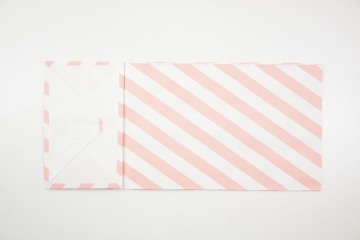 Blokbodemzak-papier-wit met roze schuine