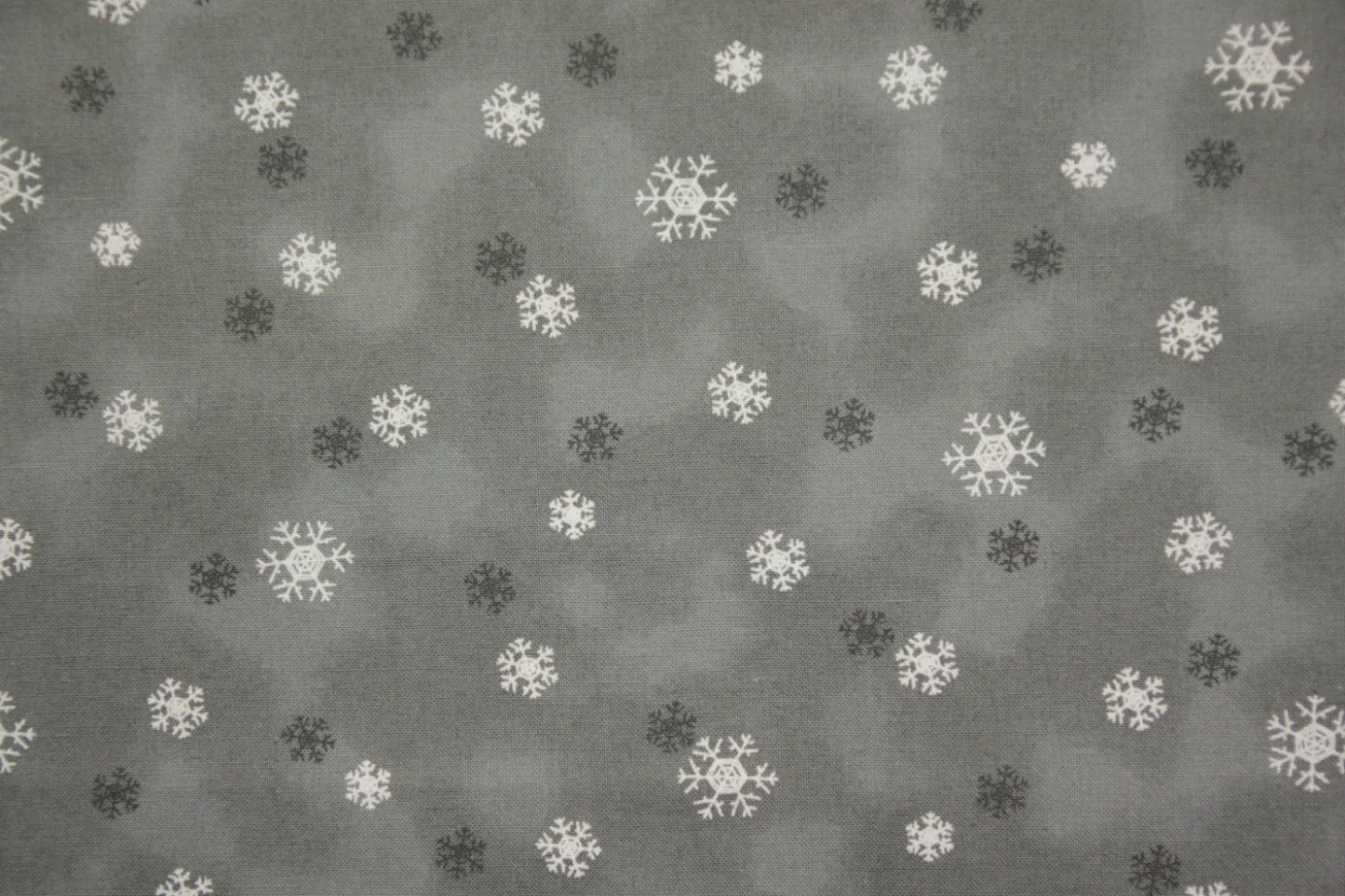 quiltstof-grijs gevlamd-witte en donkerg.
