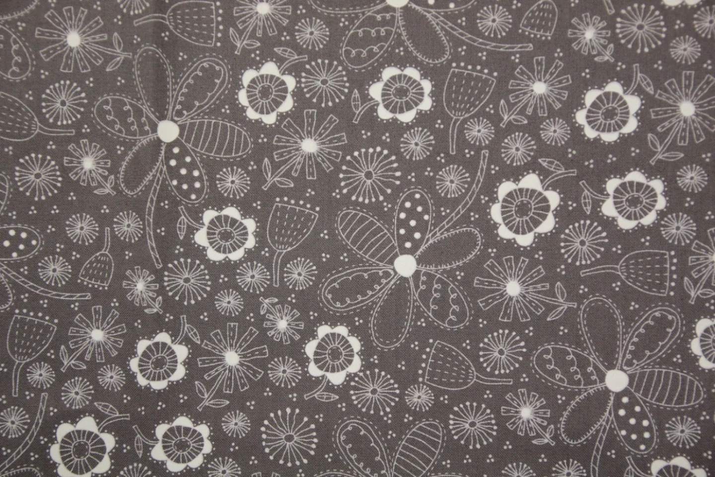 quiltstof-modestof-taupe-witte getekende.