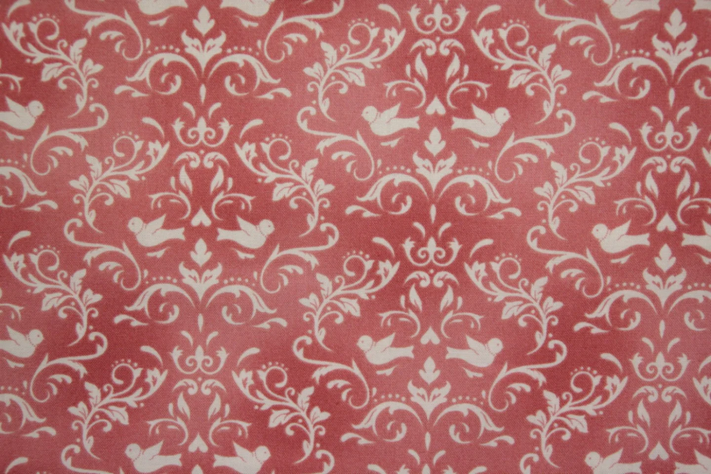 quiltstof-cerise-ecru vogeltjes en takje.