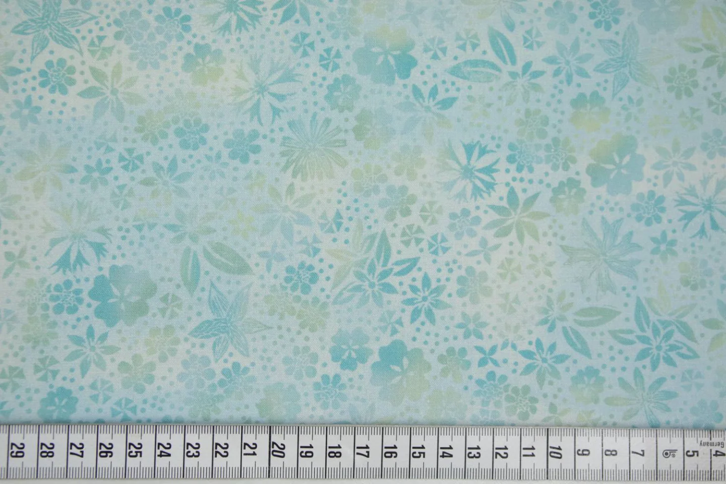 quiltstof-ecru met lichtblauw en bloemet.
