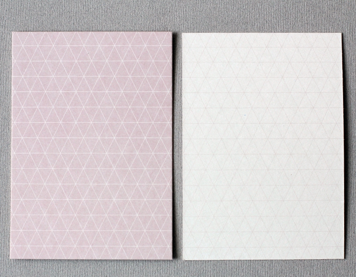 Briefkaart-A6-poederroze-driehoekjes-gra