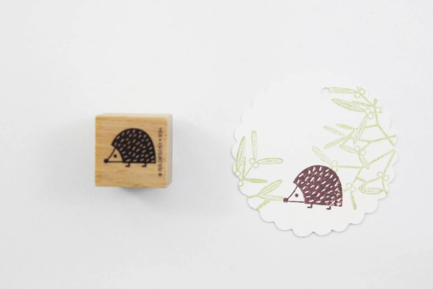 WIT-houten stempel-baby egel-egeltje-ige.