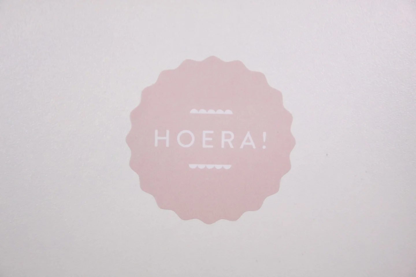 sluitsticker hoera roze baby feest bruil.